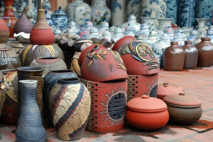 The ceramic products in Bat Trang market